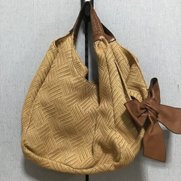 Valentino Garavani Woven Beige Handbag with Gold Logo Plate - Picture 2 of 7